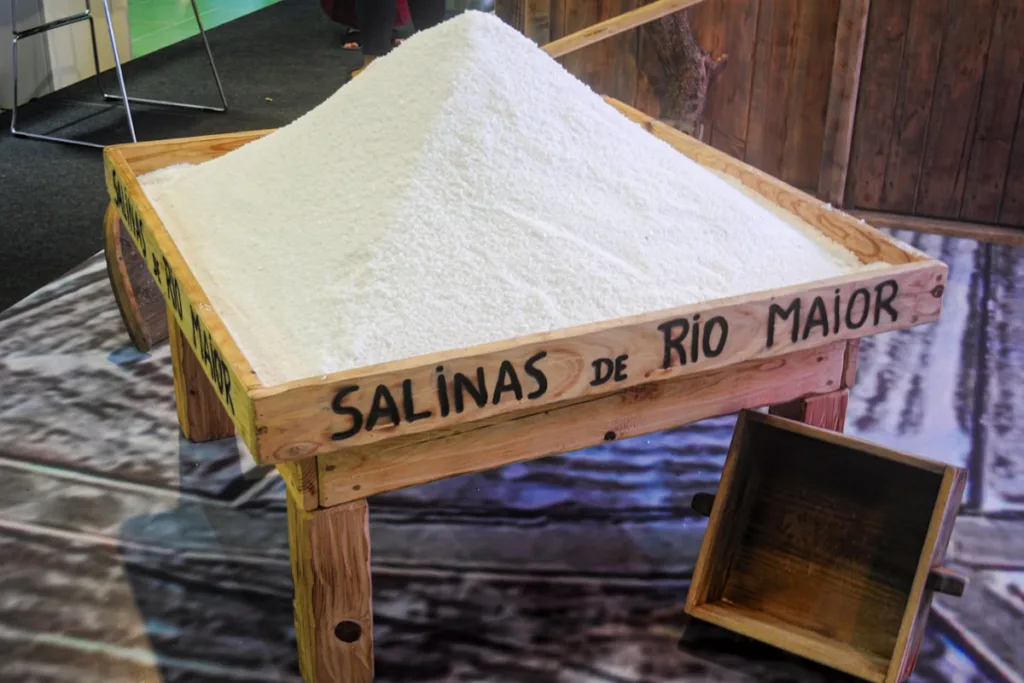 Baiana de acarajé frying acarajé in Salvador