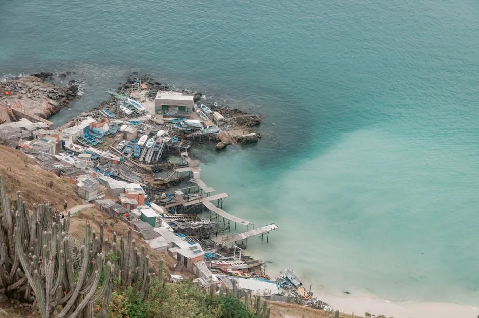 diver exploring Arraial do Cabo wreck in Brazil