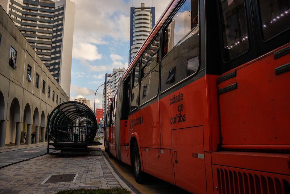 curitiba brt bus entering station